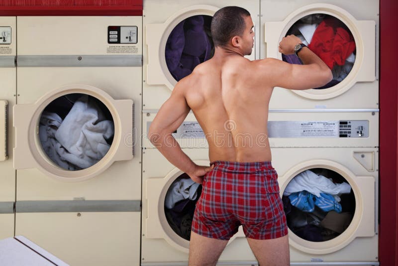 половинный человек laundromat нагой стоковое изображение половинный человек laundromat нагой стоковое изображение
