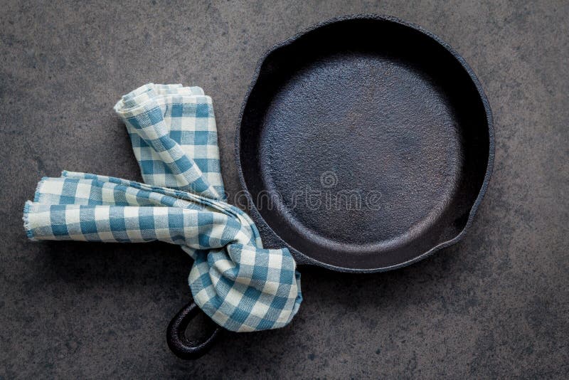 Положение пустой сковороды skillet литого железа плоское на темном каменном backgr стоковая фотография rf