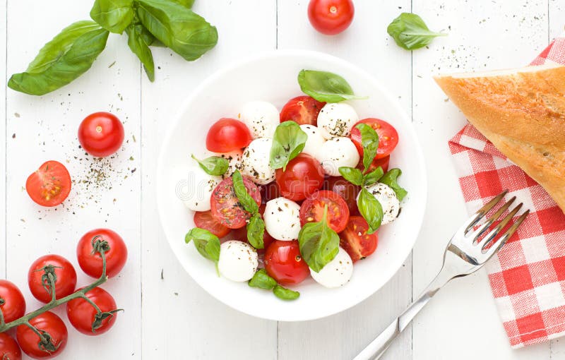 Положение салата Caprese плоское на белой предпосылке Взгляд сверху стоковые изображения Положение салата Caprese плоское на белой предпосылке Взгляд сверху стоковые изображения