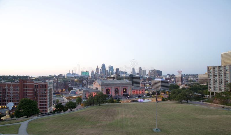 Положение США Миссури взгляда захода солнца Kansas City городское стоковое изображение Положение США Миссури взгляда захода солнца Kansas City городское стоковое изображение