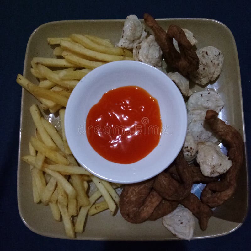Полуночный Snacking стоковое изображение Полуночный Snacking стоковое изображение