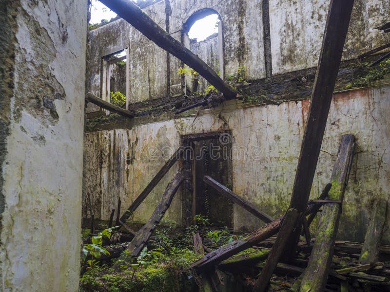 Получившиеся отказ руины исторического дома виллы в тропическом лесе на пешей тропе около Furnas, острове тропы Мигель Sao стоковое фото Получившиеся отказ руины исторического дома виллы в тропическом лесе на пешей тропе около Furnas, острове тропы Мигель Sao стоковое фото