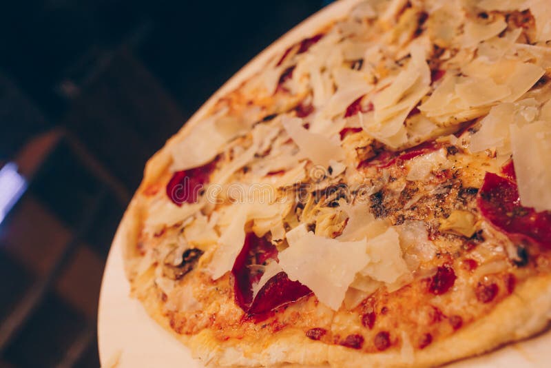 Помидоры колбасу с сыром пиццы барбекю бекона пиццы pepperoni взорвать перчат специй и свежий базилик. Итальянскую пиццу стоковые изображения