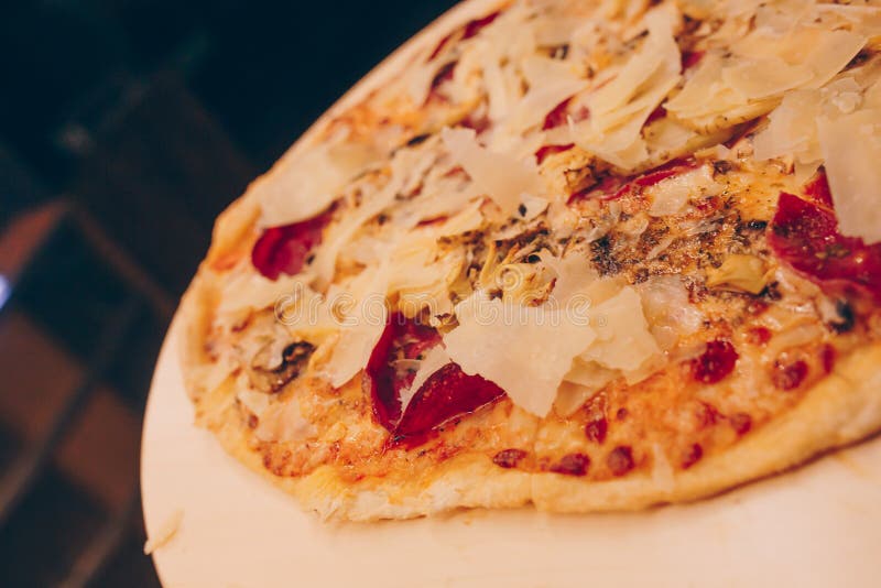 Помидоры колбасу с сыром пиццы барбекю бекона пиццы pepperoni взорвать перчат специй и свежий базилик. Итальянскую пиццу стоковые изображения rf