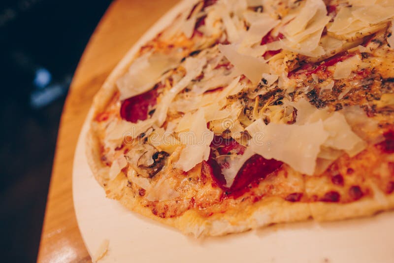 Помидоры колбасу с сыром пиццы барбекю бекона пиццы pepperoni взорвать перчат специй и свежий базилик. Итальянскую пиццу стоковое изображение