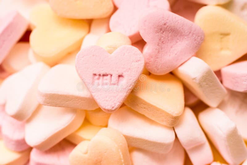 Помощь слова выгравированная в сладких heartshaped концепции терапии пар конфет стоковые фото