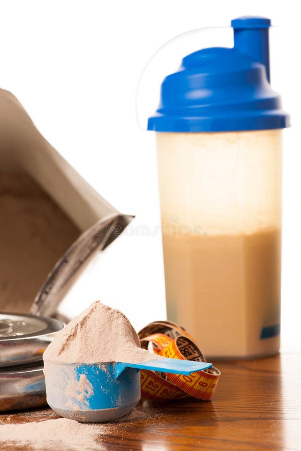 Порошок протеина Whey в ветроуловителе, гантели, ленте метра и пластмассе s стоковое фото Порошок протеина Whey в ветроуловителе, гантели, ленте метра и пластмассе s стоковое фото