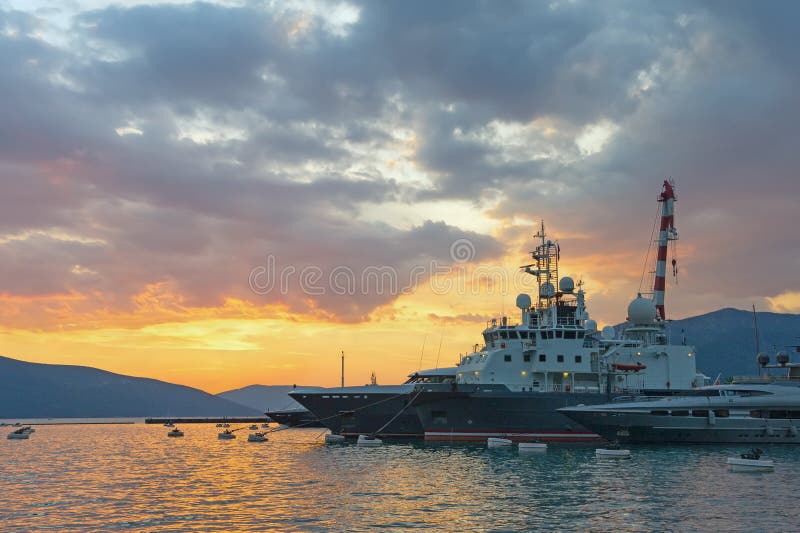 Порт в городе Tivat на заходе солнца Черногория стоковые изображения Порт в городе Tivat на заходе солнца Черногория стоковые изображения
