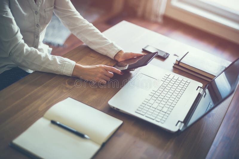 Портативный компьютер руки бизнес-леди работая на деревянном столе стоковые фотографии rf Портативный компьютер руки бизнес-леди работая на деревянном столе стоковые фотографии rf