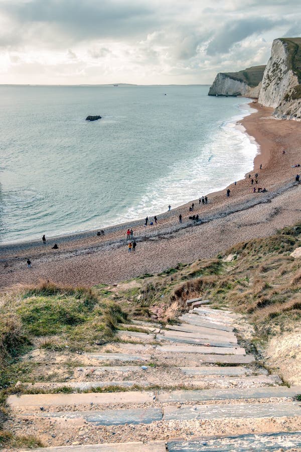 ПОРТЛЕНД БИЛЛ, DORSET/UK - 16-ОЕ ФЕВРАЛЯ: Взгляд юрского c стоковое фото ПОРТЛЕНД БИЛЛ, DORSET/UK - 16-ОЕ ФЕВРАЛЯ: Взгляд юрского c стоковое фото