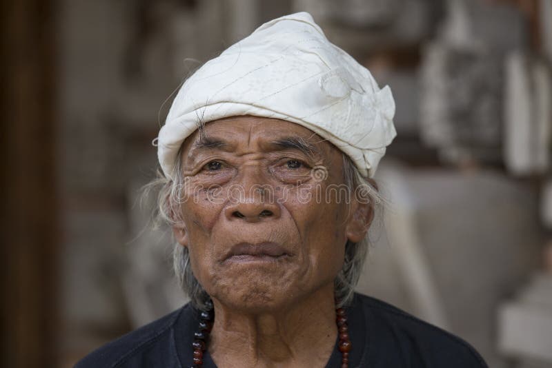 Портрет Ketut Liyer, традиционный исцелитель, который играл главные роли в кино ест молит влюбленность с Джулией Roberts Ubud, Ба стоковое изображение Портрет Ketut Liyer, традиционный исцелитель, который играл главные роли в кино ест молит влюбленность с Джулией Roberts Ubud, Ба стоковое изображение