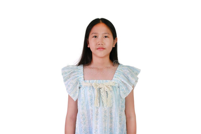 Портрет аккуратной азиатской девочки 1011 лет в красивом платье на фоне белой студии стоковые фото