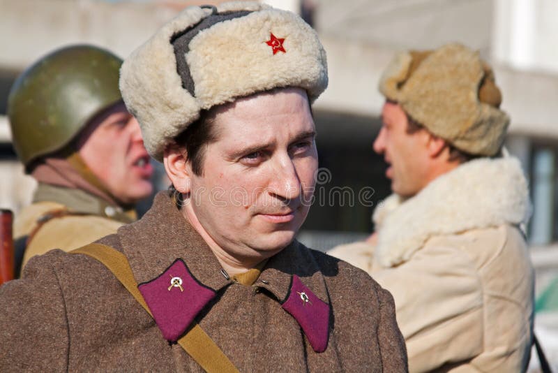 Портрет актера одетый как русский советский солдат Второй Мировой Войны в реконструкции захвата фельдмаршала Paulus в Vo стоковые изображения