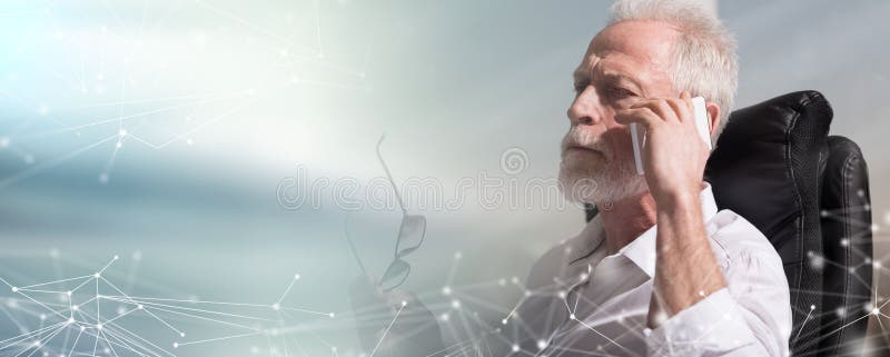 Портрет бородатого старшего бизнесмена на баннер с мобильного телефона стоковая фотография rf