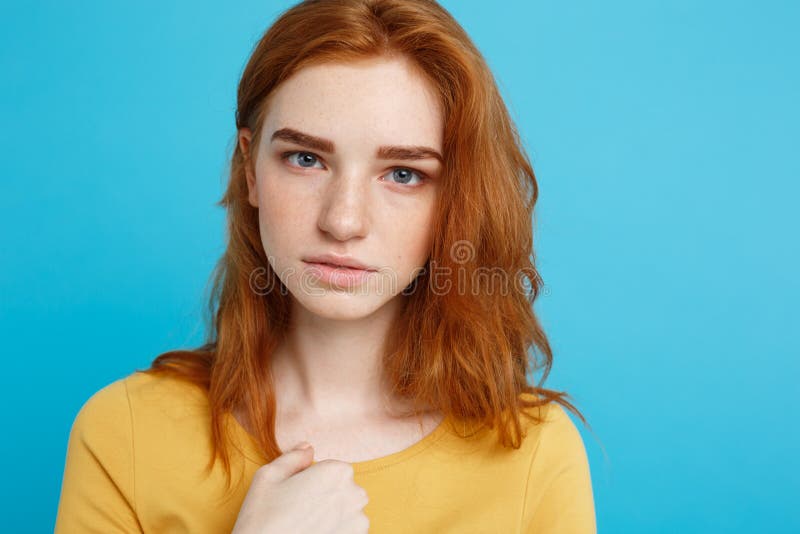 Портрет выстрела в голову нежного девочка-подростка redhead при серьезное выражение смотря камеру Кавказская модель женщины с стоковые фотографии rf Портрет выстрела в голову нежного девочка-подростка redhead при серьезное выражение смотря камеру Кавказская модель женщины с стоковые фотографии rf