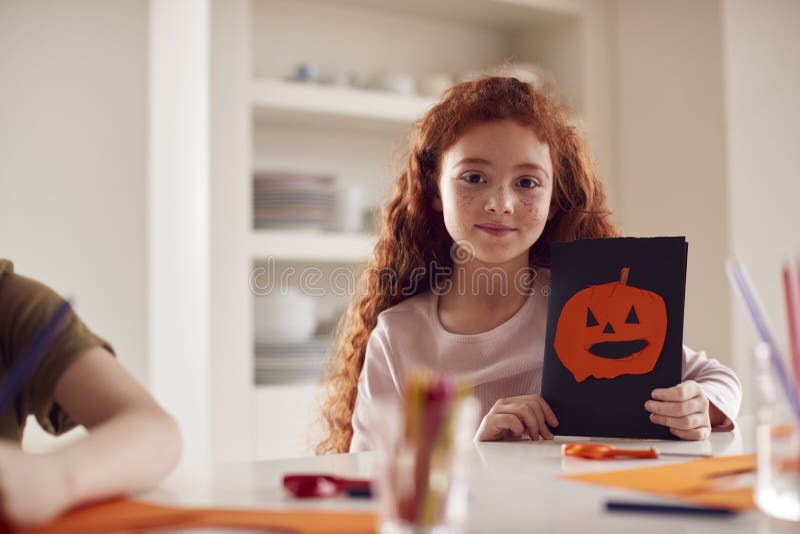 Портрет девушки дома с друзьями, повеселиться и украшения halloween вместе стоковое фото