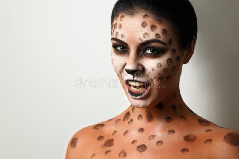 Портрет девушки с составом ART тела Сторона ART Bodypaint Краска чертежа на серой предпосылке Кормовой взгляд стоковая фотография Портрет девушки с составом ART тела Сторона ART Bodypaint Краска чертежа на серой предпосылке Кормовой взгляд стоковая фотография
