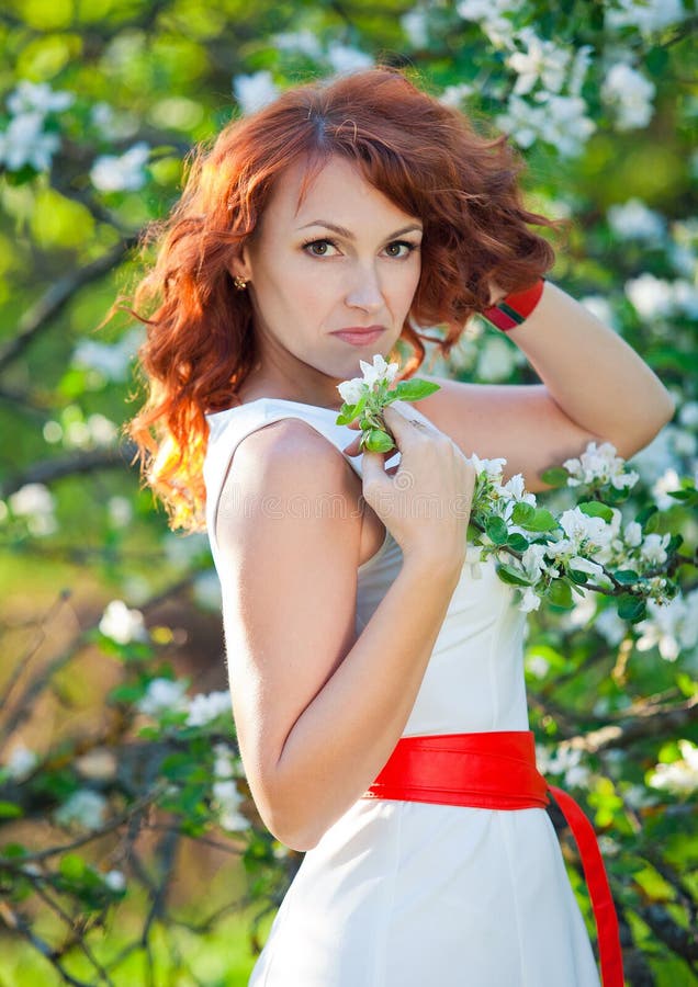 Портрет женщин красивых redhead в красном цвете стоковые изображения rf Портрет женщин красивых redhead в красном цвете стоковые изображения rf