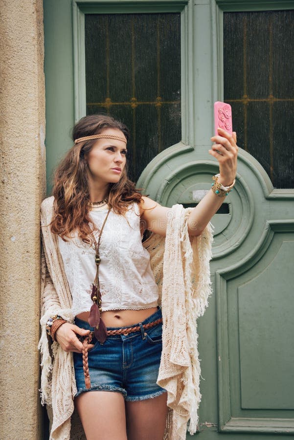 Портрет женщины hippie в boho одевает делать selfie стоковые фотографии rf Портрет женщины hippie в boho одевает делать selfie стоковые фотографии rf