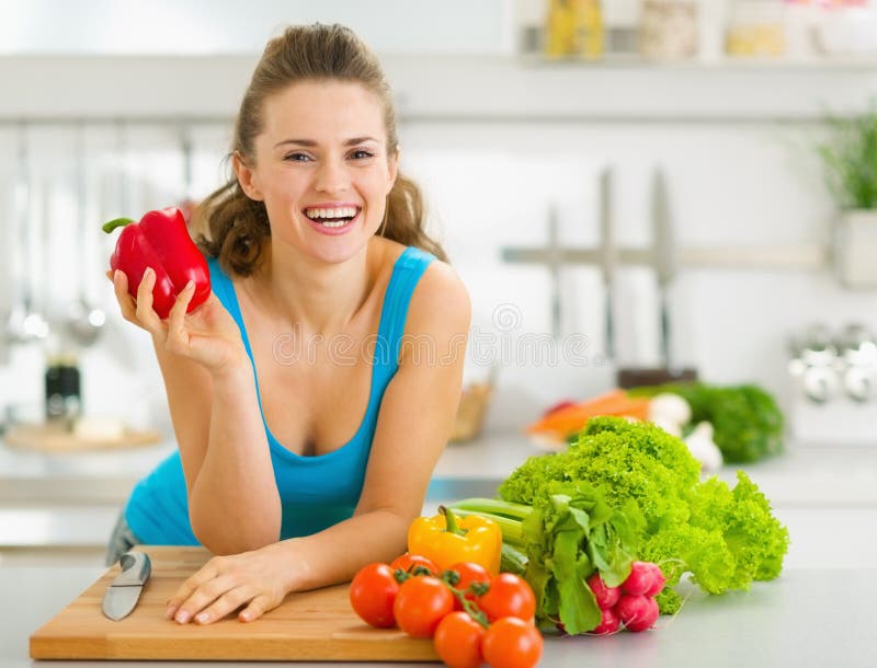 Портрет женщины готовый для того чтобы сделать vegetable салат стоковое изображение rf