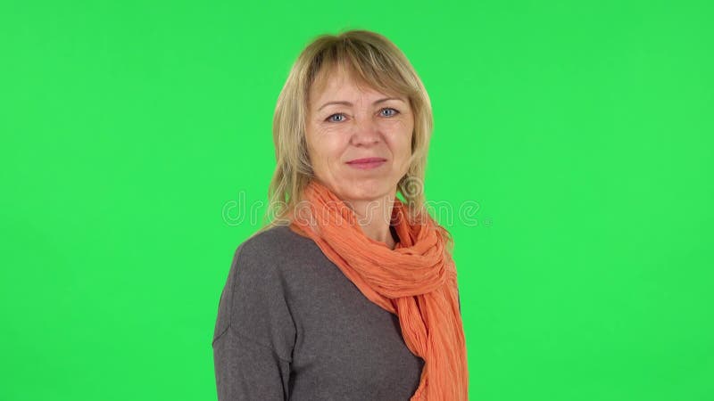 Портрет женщины, достигшей белокурой показывает отвращение к середине века. Зеленый экран сток-видео