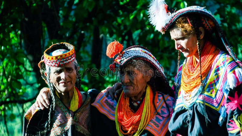 Портрет женщины племени Kalash в национальном костюме на фестивале Bumburet Joshi, Kunar, Пакистане стоковые фото Портрет женщины племени Kalash в национальном костюме на фестивале Bumburet Joshi, Kunar, Пакистане стоковые фото
