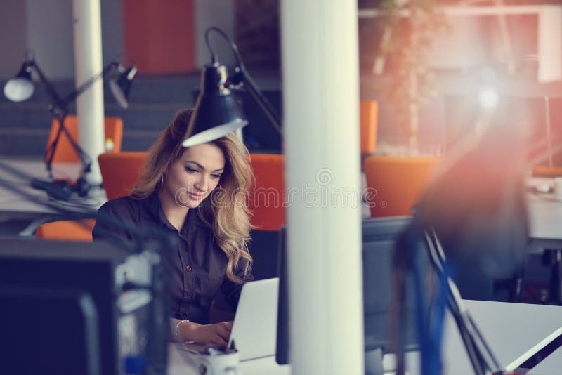 Портрет жизнерадостного работодателя предпринимательств наслаждаясь творческого работая процесса в современном офисе внутри помещ стоковые фото Портрет жизнерадостного работодателя предпринимательств наслаждаясь творческого работая процесса в современном офисе внутри помещ стоковые фото