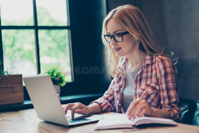 Портрет занятой персоны детенышей ИТ, работая в рабочем месте на comp стоковое фото rf Портрет занятой персоны детенышей ИТ, работая в рабочем месте на comp стоковое фото rf