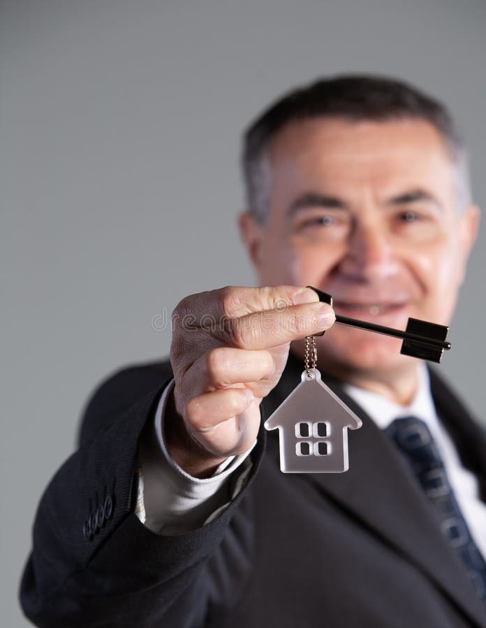 Портрет зрелого человека с ключом дома