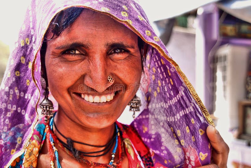 Портрет индусской женщины усмехаясь в форте Jaisalmer, Раджастхане, северной Индии стоковое фото rf