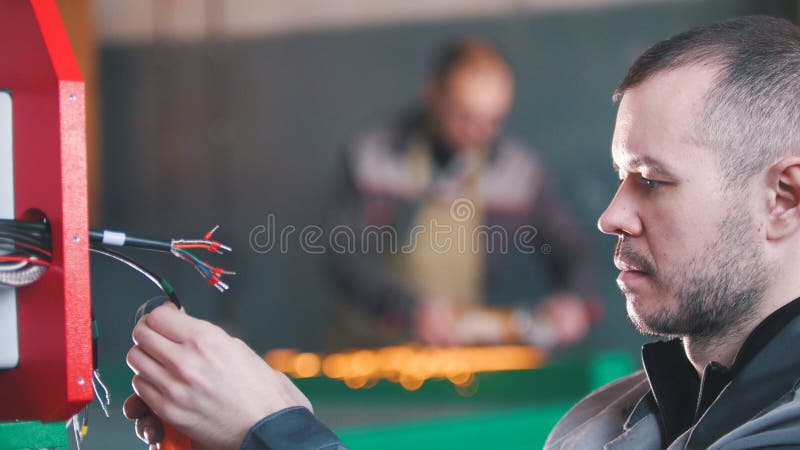 Портрет инженера построителя электрика во время работы Стоковое Фото ...