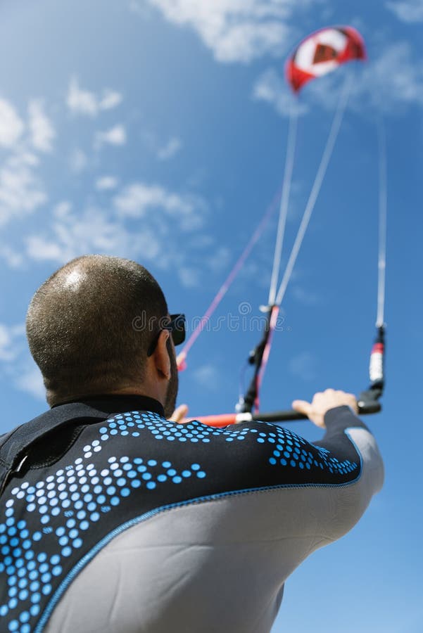 Портрет красивого kitesurfer человека стоковые изображения rf Портрет красивого kitesurfer человека стоковые изображения rf