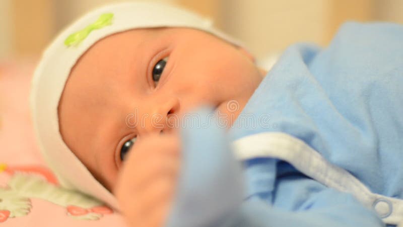 Портрет красивого Newborn младенца, первая деятельность конца-вверх сток-видео
