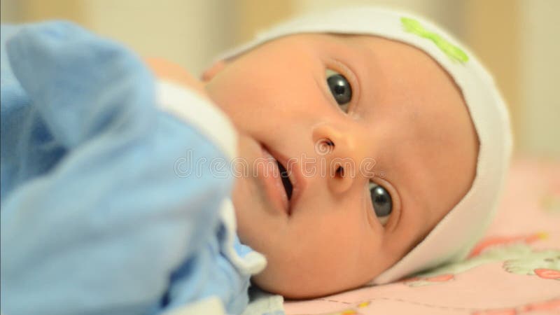 Портрет красивого Newborn младенца, первая деятельность конца-вверх сток-видео