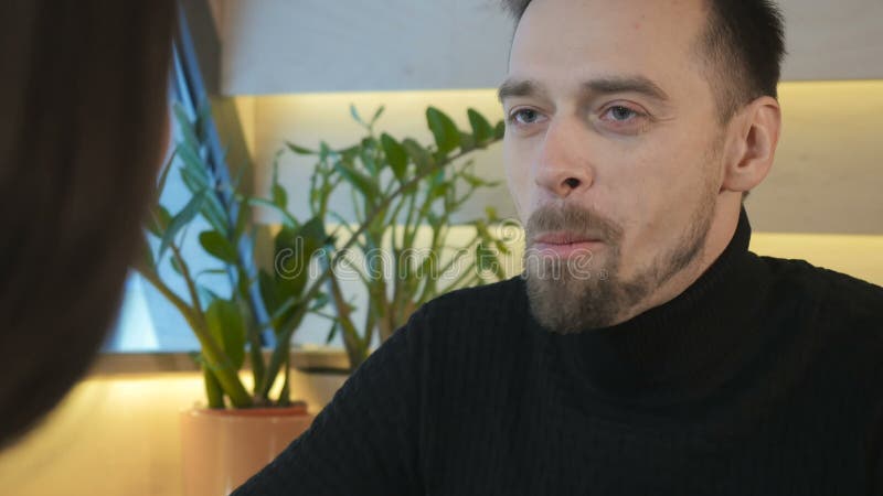 Портрет красивого человека в кафе есть десерт акции видеоматериалы