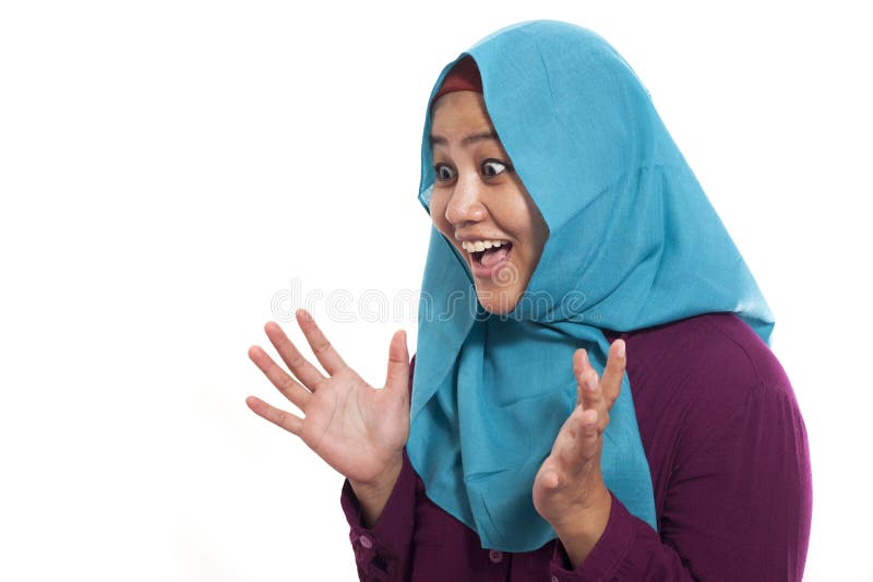 Портрет красивой азиатской мусульманской женщины нося счастливое hijab удивленное с ртом раскрыл, смотрящ к стороне стоковое изображение Портрет красивой азиатской мусульманской женщины нося счастливое hijab удивленное с ртом раскрыл, смотрящ к стороне стоковое изображение
