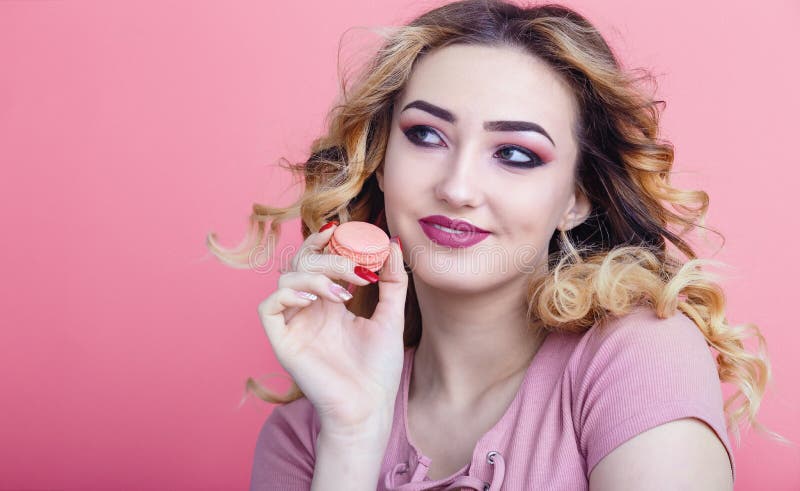 Портрет красивой девушки с macaroon в руках на яркой предпосылке цвета, концепции рекламировать еду, диету, помадки стоковые изображения Портрет красивой девушки с macaroon в руках на яркой предпосылке цвета, концепции рекламировать еду, диету, помадки стоковые изображения