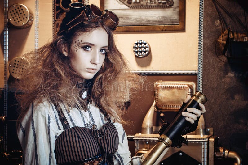 Портрет красивой женщины steampunk, с телескопом на g стоковые фотографии rf Портрет красивой женщины steampunk, с телескопом на g стоковые фотографии rf
