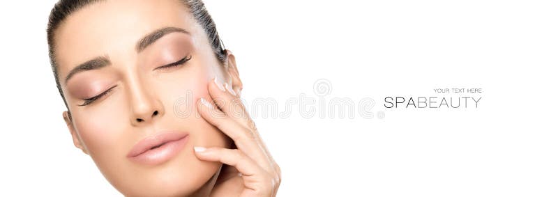 Портрет красивой женщины касаясь ее стороне Красота и концепция skincare стоковое изображение rf Портрет красивой женщины касаясь ее стороне Красота и концепция skincare стоковое изображение rf