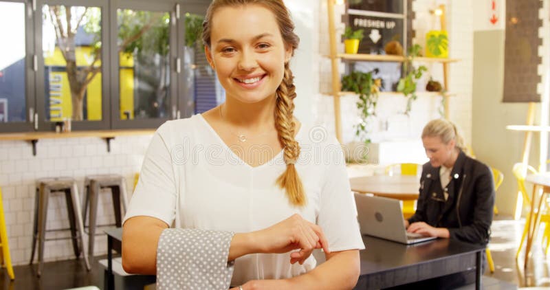 Портрет красивой официантки стоя с салфеткой 4k