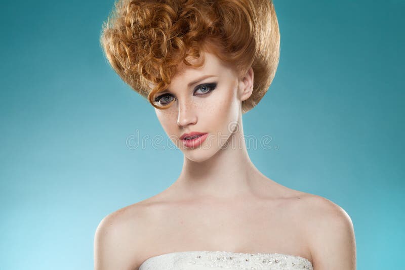 Портрет красоты красной hairred девушки с hairdressed и спекл, с нагими плечами, изолированными на голубой предпосылке стоковое изображение Портрет красоты красной hairred девушки с hairdressed и спекл, с нагими плечами, изолированными на голубой предпосылке стоковое изображение