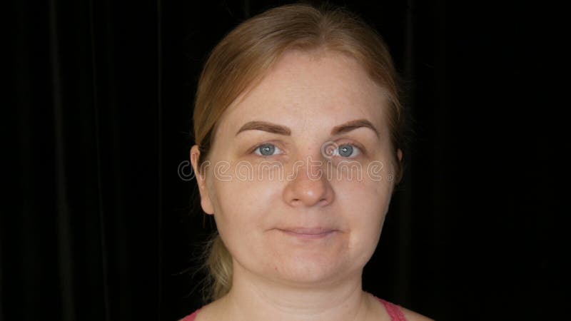 портрет лица молодой великолепной женщины в веснушних светлых волос и голубых глазах без макияжа на черном видеоматериал