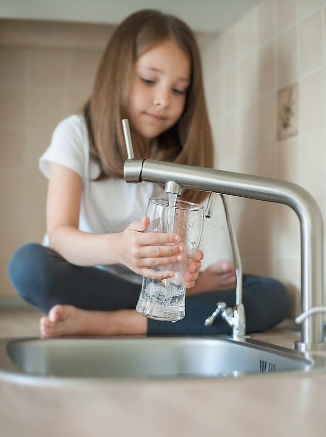 Портрет маленького кавказского ребенка держа стекло чистой воды крана Faucet кухни Свежая вода милого ребенк лить стоковое изображение Портрет маленького кавказского ребенка держа стекло чистой воды крана Faucet кухни Свежая вода милого ребенк лить стоковое изображение
