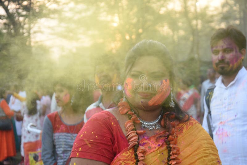 Портрет маленькой девочки играя holi с цветами и gulal стоковая фотография Портрет маленькой девочки играя holi с цветами и gulal стоковая фотография