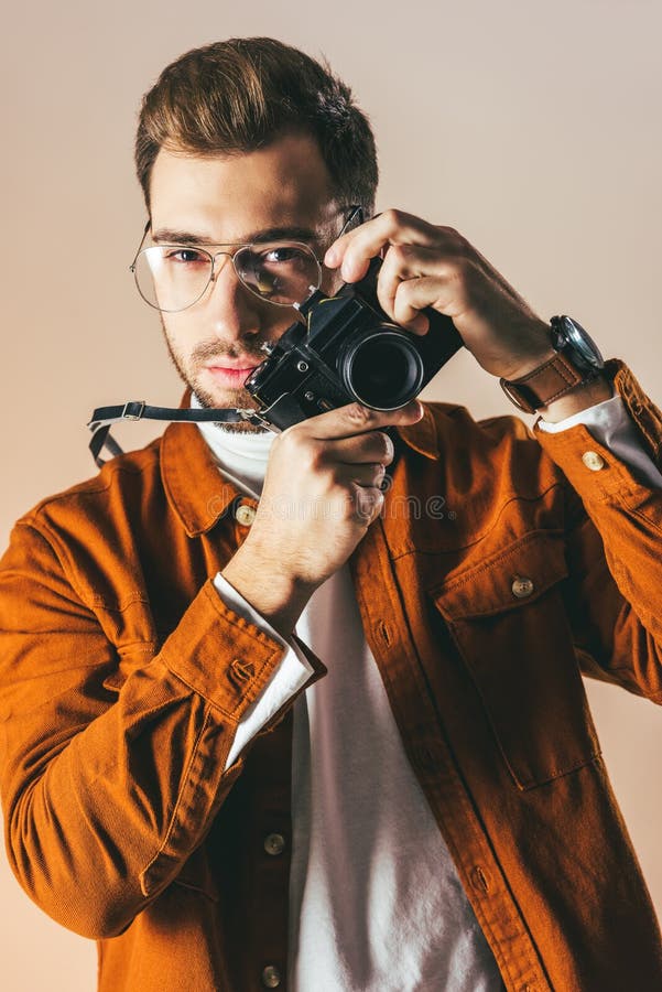 портрет модного молодого человека в eyeglasses с камерой фото стоковое изображение