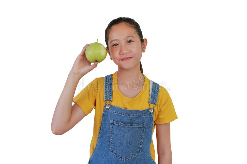 Портрет молодой азиатской девушки, изображающий следы укусов на фрукте гуавы, изолированный на белом студийном фоне стоковая фотография