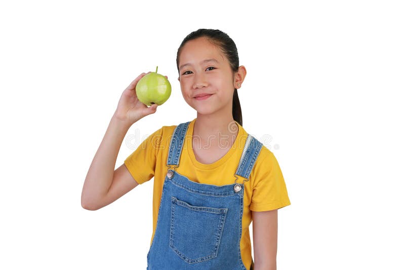 Портрет молодой азиатской девушки, изображающий следы укусов на фрукте гуавы, изолированный на белом студийном фоне стоковая фотография rf