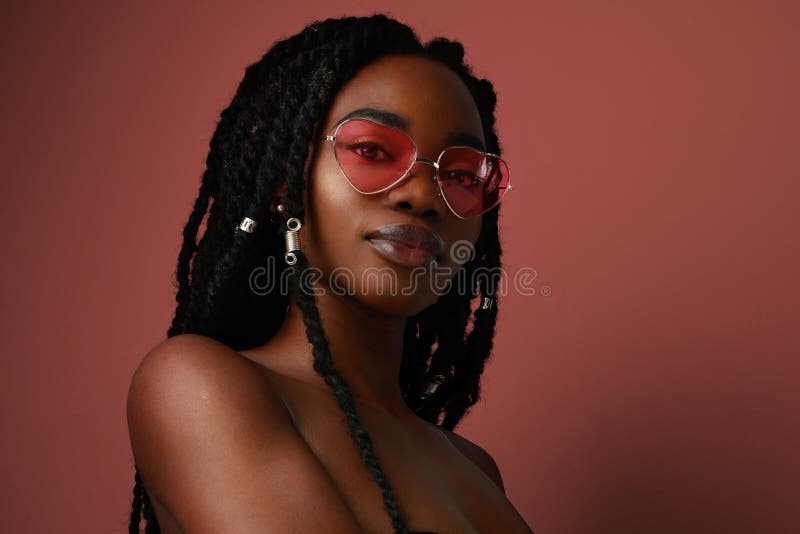 Портрет молодой женщины, в то время как чувствуя афро darkskinned беспечальный и счастливы. Представляя более красочной фоном. стоковые изображения rf