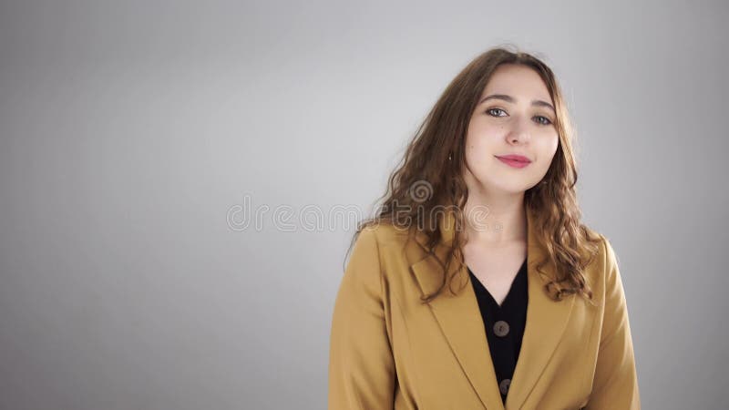 портрет молодой женщины, которая застегивает губы, чтобы показать, что она может хранить секреты в медленном движении видеоматериал