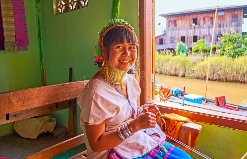 Портрет молодой женщины племени Padaung Kayan, озера Inle, m стоковое фото Портрет молодой женщины племени Padaung Kayan, озера Inle, m стоковое фото